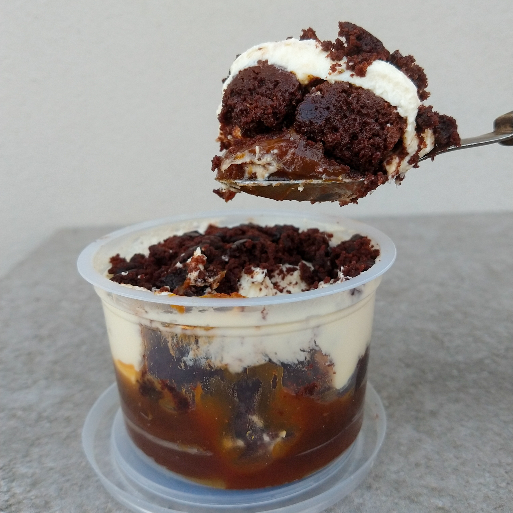 postre brownie, dulce de leche y crema